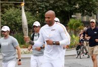 Campeão do mundo pela França, Thierry Henry carrega tocha olímpica em Paris