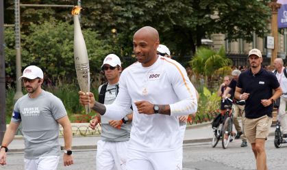 Campeão do mundo pela França, Thierry Henry carrega tocha olímpica em Paris