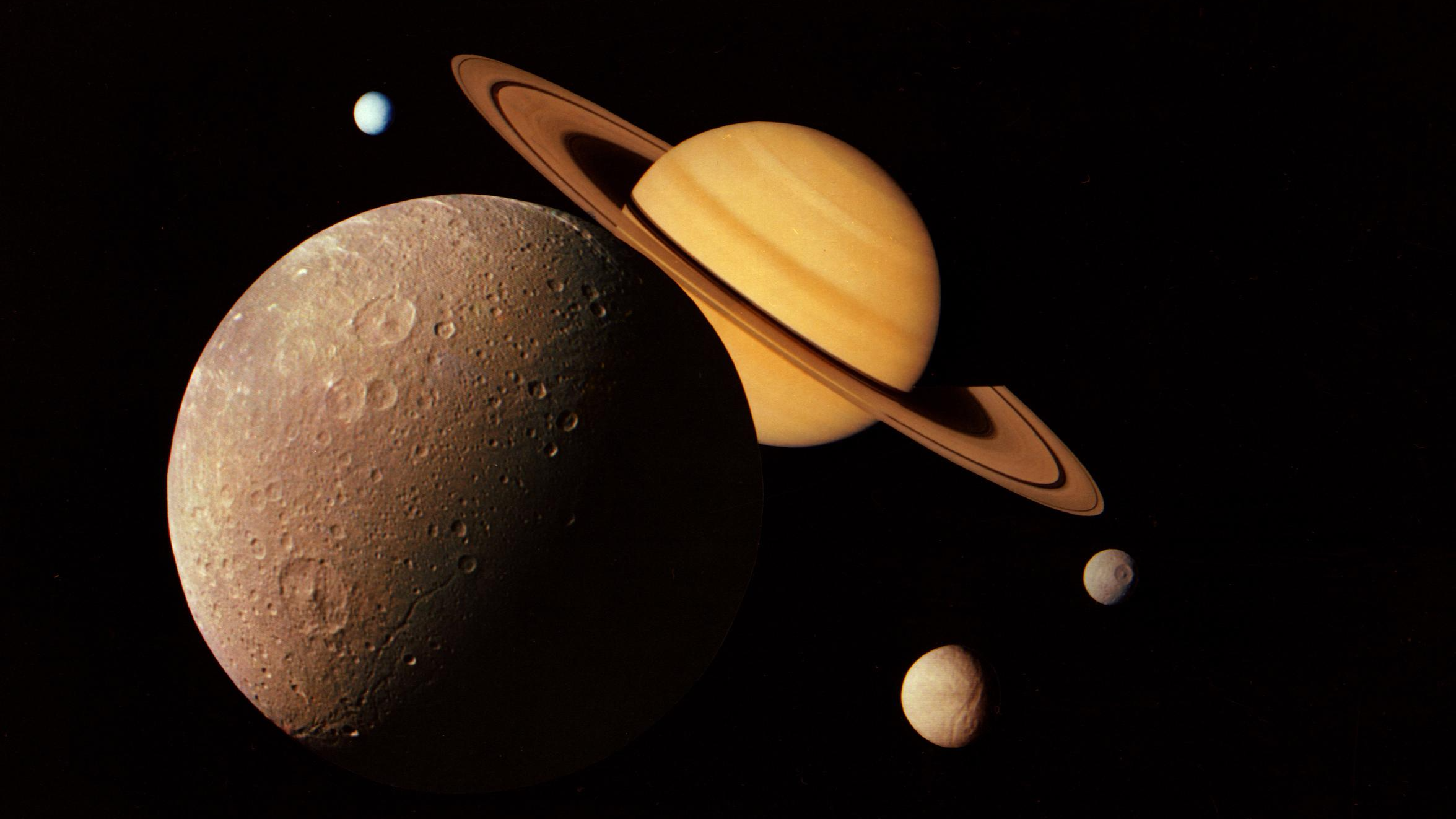 Observações de radar da Cassini estão fornecendo novos detalhes intrigantes sobre os mares de hidrocarbonetos líquidos na superfície de Titã
