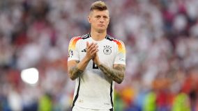 Toni Kroos cumprimenta a torcida da Alemanha em sua última partida como futebol profissional