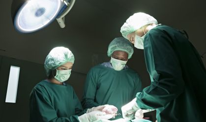 Homem recebe rim de porco geneticamente editado em procedimento pioneiro