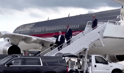 Donald Trump desembarca em Milwaukee, nos EUA, para a  Convenção Nacional Republicana, mantendo sua agenda após tentativa de assassinato durante comício no dia 13 de julho de 2024