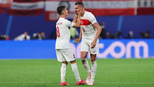 Arda Güler e Merih Demiral comemoram um dos gols da Turquia sobre a Áustria