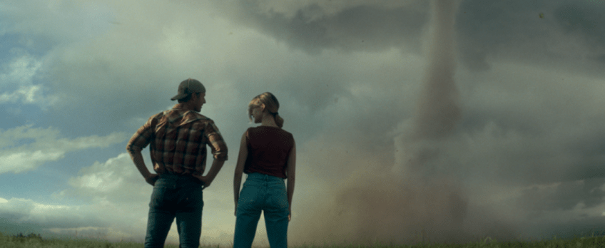 Glen Powell e Daisy Edgar-Jones em "Twisters" / Divulgação/Warner Bros.