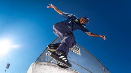 CBSK e adidas Skateboarding lançam uniformes do skate brasileiro para os Jogos Olímpicos. Peças têm arte original da artista visual Criola. Felipe Gustavo, que está classificado para Paris, participou da campanha de lançamento.