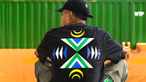 CBSK e adidas Skateboarding lançam uniformes do skate brasileiro para os Jogos Olímpicos. Peças têm arte original da artista visual Criola. Felipe Gustavo, que está classificado para Paris, participou da campanha de lançamento.