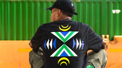 CBSK e adidas Skateboarding lançam uniformes do skate brasileiro para os Jogos Olímpicos. Peças têm arte original da artista visual Criola. Felipe Gustavo, que está classificado para Paris, participou da campanha de lançamento.