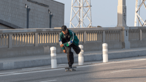 CBSK e adidas Skateboarding lançam uniformes do skate brasileiro para os Jogos Olímpicos. Peças têm arte original da artista visual Criola. Felipe Gustavo, que está classificado para Paris, participou da campanha de lançamento.