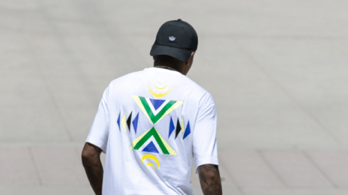 CBSK e adidas Skateboarding lançam uniformes do skate brasileiro para os Jogos Olímpicos. Peças têm arte original da artista visual Criola. Felipe Gustavo, que está classificado para Paris, participou da campanha de lançamento.