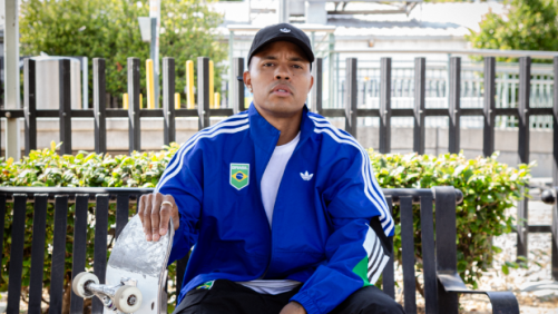 CBSK e adidas Skateboarding lançam uniformes do skate brasileiro para os Jogos Olímpicos. Peças têm arte original da artista visual Criola. Felipe Gustavo, que está classificado para Paris, participou da campanha de lançamento.