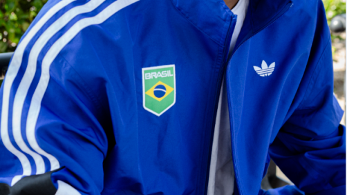 CBSK e adidas Skateboarding lançam uniformes do skate brasileiro para os Jogos Olímpicos. Peças têm arte original da artista visual Criola. Felipe Gustavo, que está classificado para Paris, participou da campanha de lançamento.