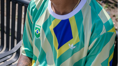 CBSK e adidas Skateboarding lançam uniformes do skate brasileiro para os Jogos Olímpicos. Peças têm arte original da artista visual Criola. Felipe Gustavo, que está classificado para Paris, participou da campanha de lançamento.