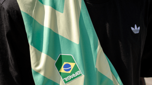 CBSK e adidas Skateboarding lançam uniformes do skate brasileiro para os Jogos Olímpicos. Peças têm arte original da artista visual Criola. Felipe Gustavo, que está classificado para Paris, participou da campanha de lançamento.