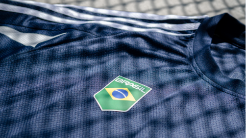 CBSK e adidas Skateboarding lançam uniformes do skate brasileiro para os Jogos Olímpicos. Peças têm arte original da artista visual Criola. Felipe Gustavo, que está classificado para Paris, participou da campanha de lançamento.