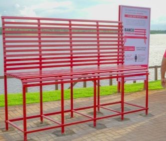 Banco Vermelho tem como objetivo criar um espaço em locais públicos para que a comunidade possa refletir e agir contra o feminicídio