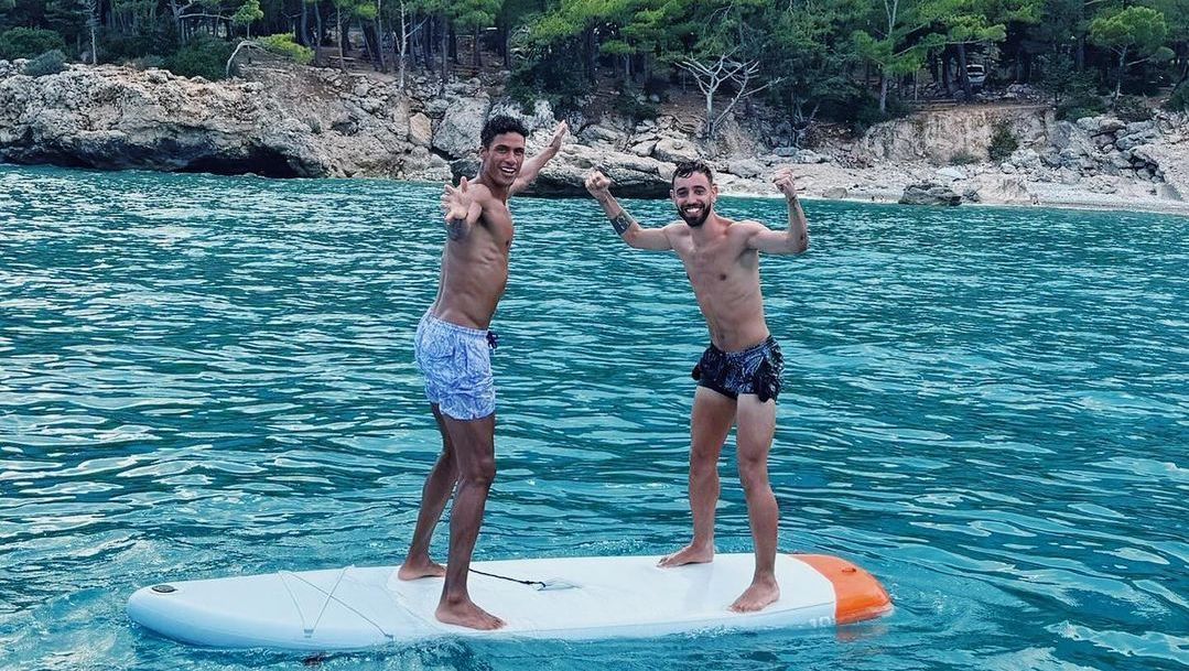 Varane e Bruno Fernandes aproveitam férias juntos