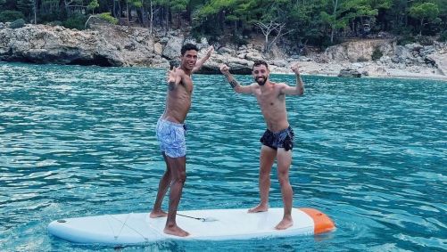 Varane e Bruno Fernandes aproveitam férias juntos