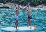Dupla do Manchester United curte férias e posta tombo em prancha; veja