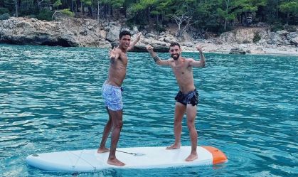 Varane e Bruno Fernandes aproveitam férias juntos