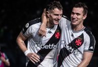 Vasco domina Fortaleza, aproveita expulsão e respira na tabela do Brasileirão