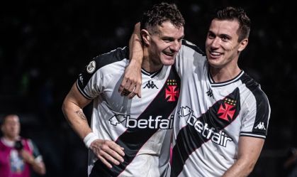 Vegetti e Piton comemoram o segundo gol do Vasco sobre o Fortaleza