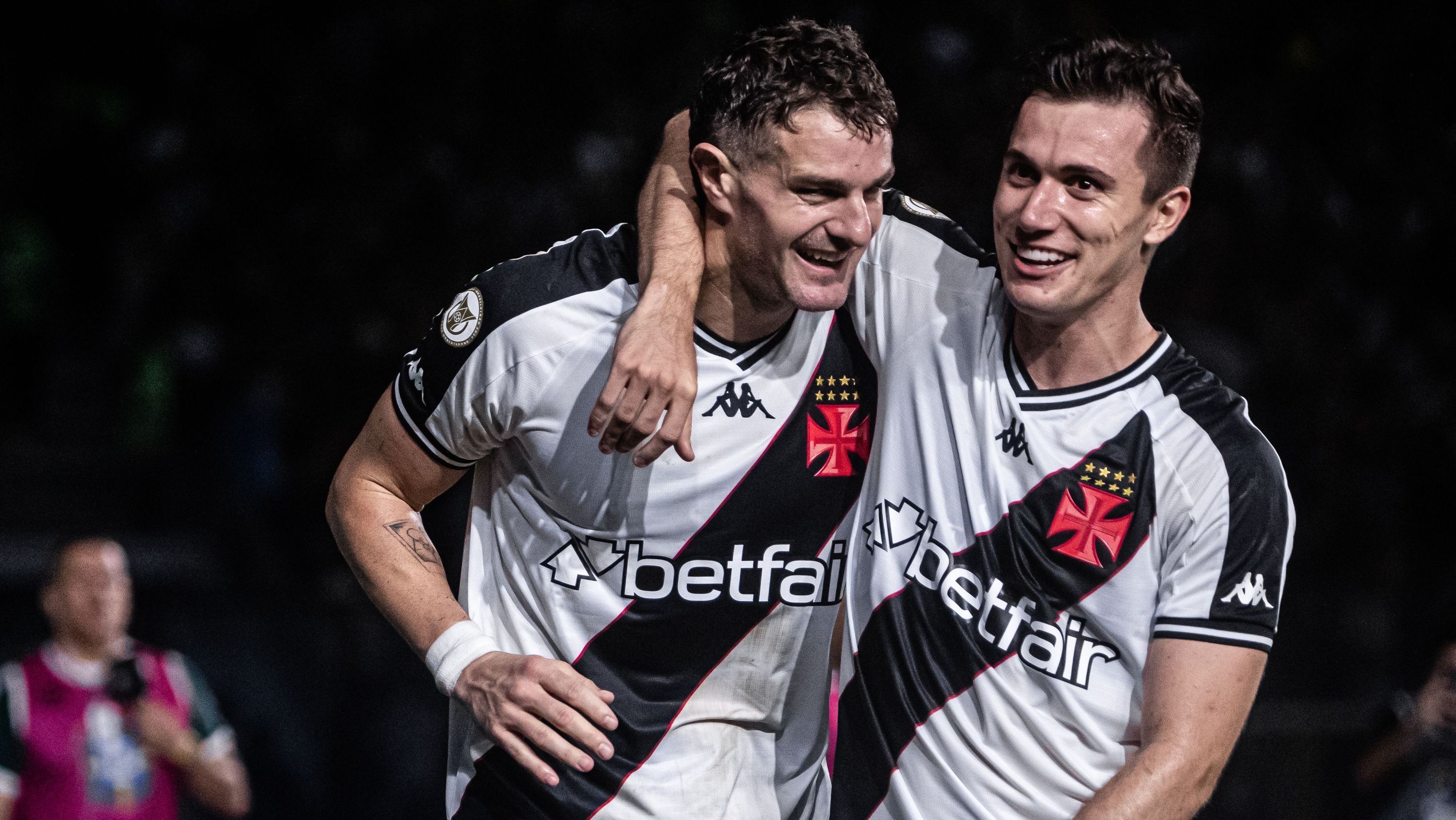 Vegetti e Lucas Piton em jogo do Brasileirão