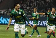 Com Veiga decisivo, Palmeiras vence e afunda Corinthians em crise no Brasileirão