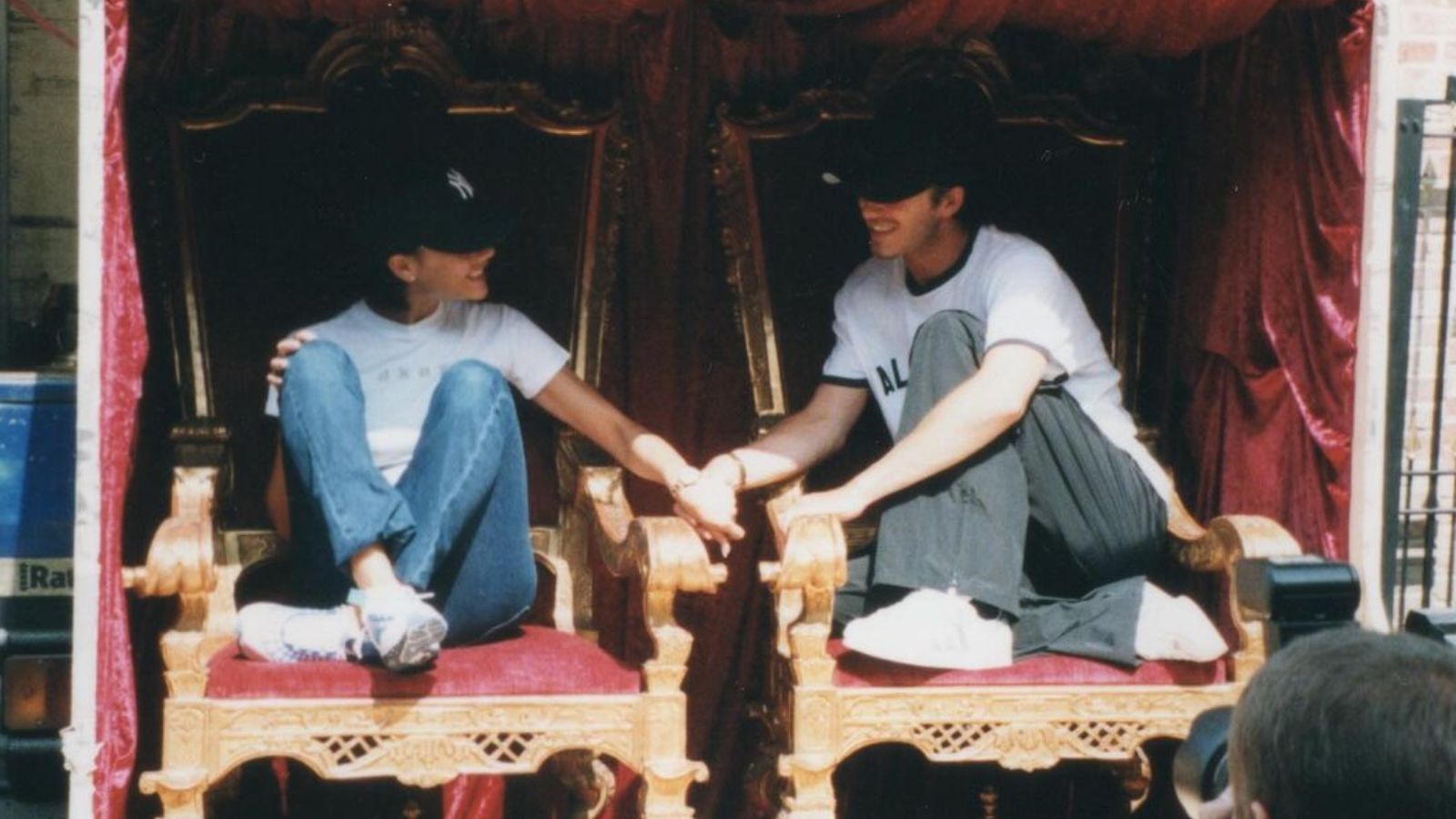 David e Victoria testando os tronos da decoração para a cerimônia de casamento / Instagram/Victoria Beckham