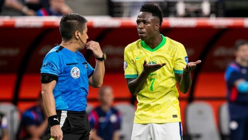 Vini Júnior conversa com árbitro no duelo entre Brasil e Paraguai