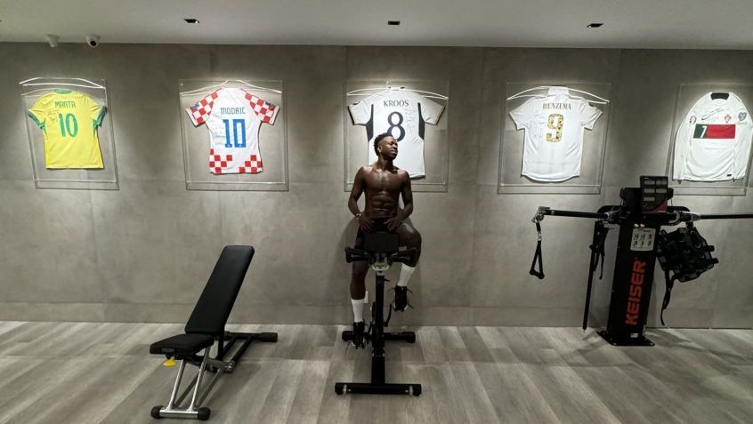Vinicius Jr. publicou foto com camisas históricas • Reprodução/X/Vinicius Jr.