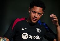 Barcelona aborda duas equipes após Vitor Roque aceitar ser emprestado
