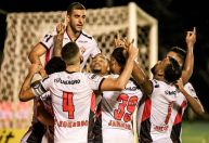 Vitória sofre, mas vence o Criciúma e se afasta do Z4 do Brasileiro