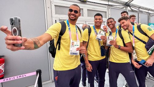 Atletas de vôlei de quadra masculino do Time Brasil fazem foto na chegada à Vila Olímpica