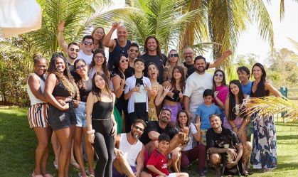 Wanessa Camargo reúne família, namorado e ex-BBBs em foto; veja