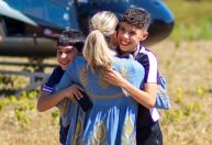 Wanessa Camargo mostra filhos chegando de helicóptero em fazenda de Zezé