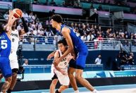 Duelo entre maior e menor jogador do basquete masculino impressiona; veja