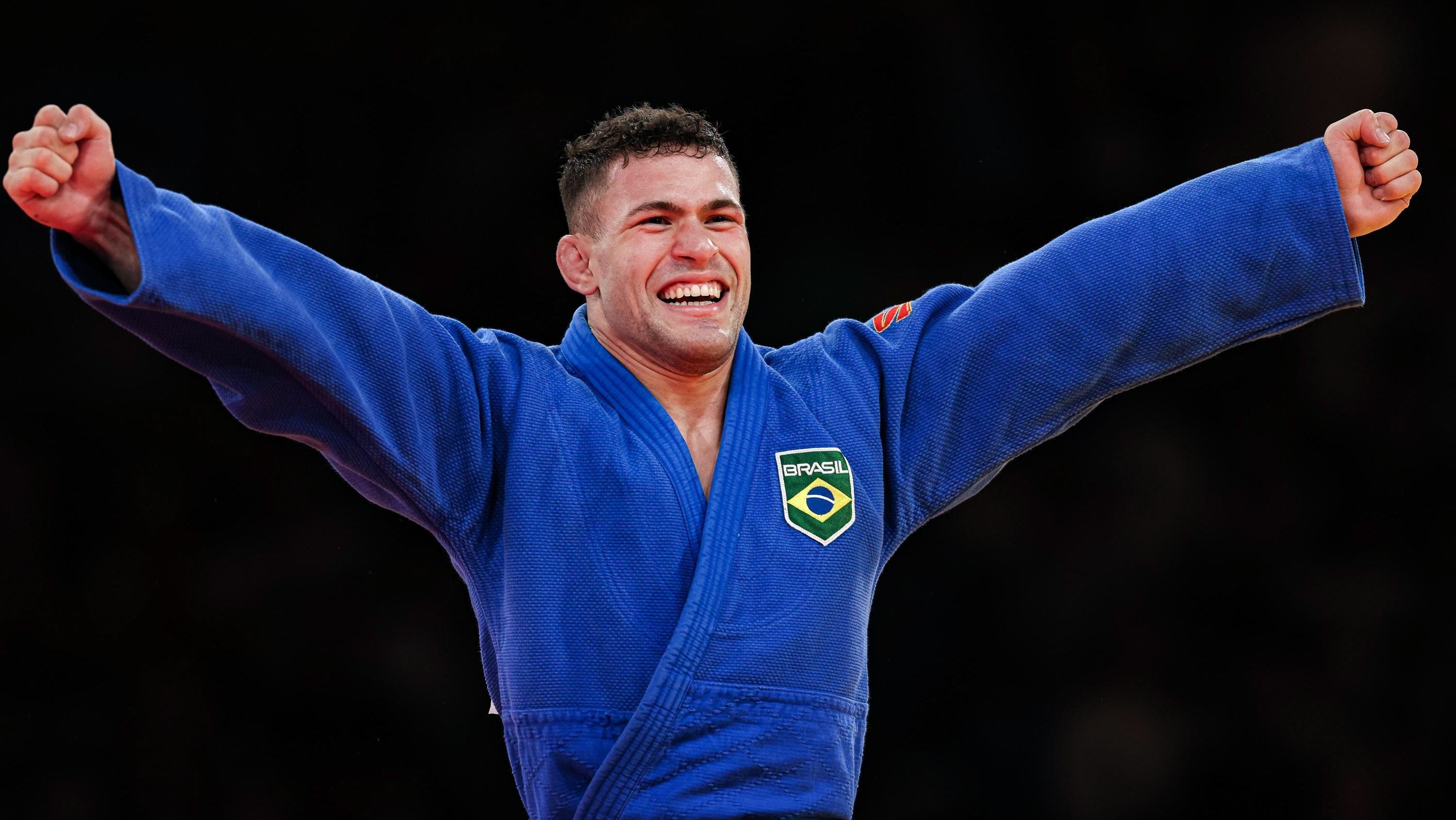 William Lima comemora vitória no judô