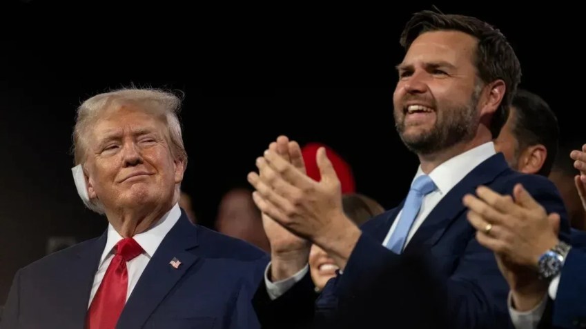 O ex-presidente Donald Trump olha para seu companheiro de chapa, o senador de Ohio, JD Vance, na Convenção Nacional Republicana em Milwaukee em 15 de julho de 2024 • Will Lanzoni/CNN