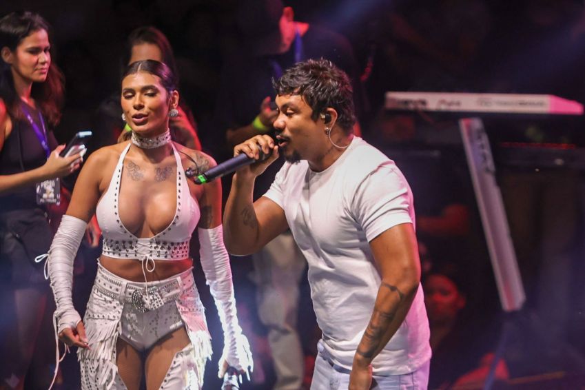 Xamã canta no "Arraiá da Pocah" / Anderson Bordê / AgNews