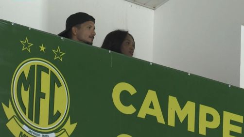 Yuri Lima e Iza durante jogo da Série B do Brasileiro em 2023