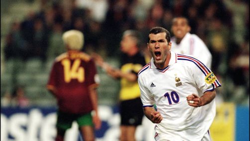 Zidane comemora o gol de pênalti contra Portugal na semifinal da Euro 2000