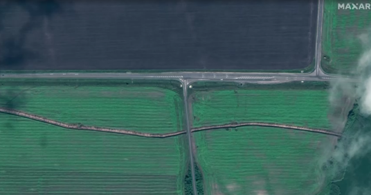 Imagens de satélite mostram que a Rússia construiu linhas de trincheiras na região de Kursk