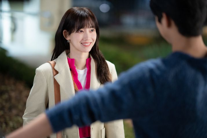 A personagem de Shin Hyun Been tenta terminar com o namorado após suborno da mãe dele. • Rakuten Viki