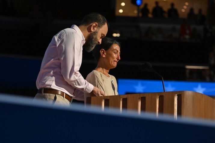 Família de refém do Hamas fala na Convenção Democrata • Rebecca Wright/CNN