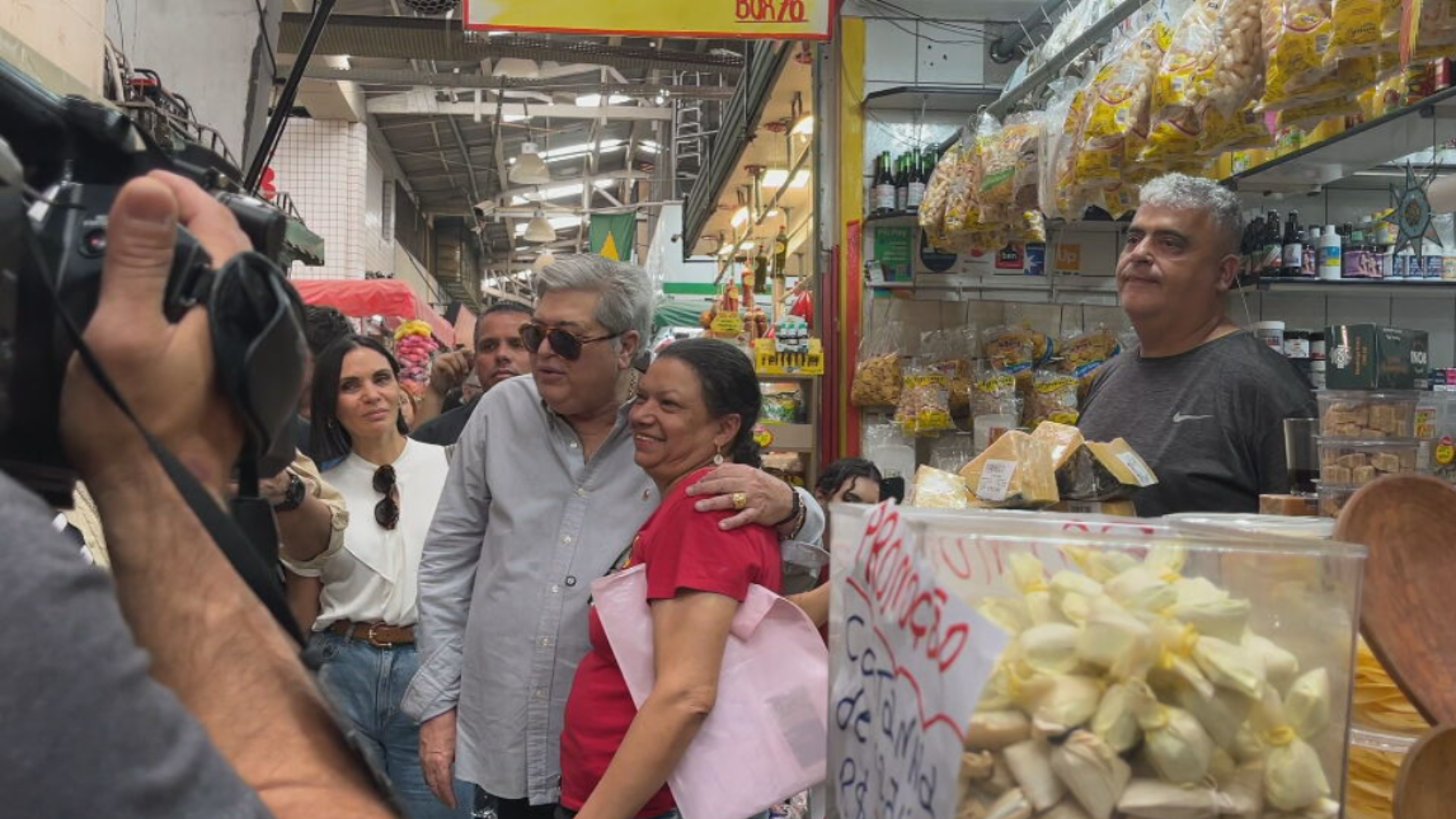 Canditado José Luiz Datena (PSDB) abraça apoiadora durante visita em Mercado Municipal da Lapa / Reprodução/Manoela Carlucci