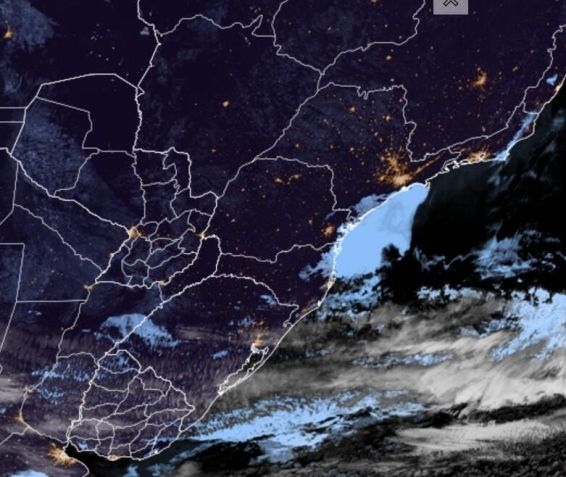 Imagem de satélite mostra nevoeiro, que aparece cercado de uma densa camada de nuvens baixas sobre o litoral • Divulgação/Climatempo