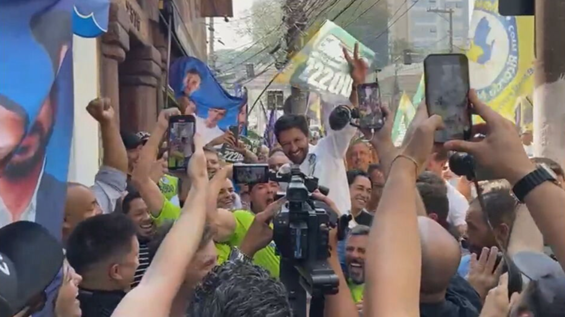 Ricardo Nunes (MDB) é elevado por apoiadores durante caminhada em Santana / Reprodução/Diego Mendes