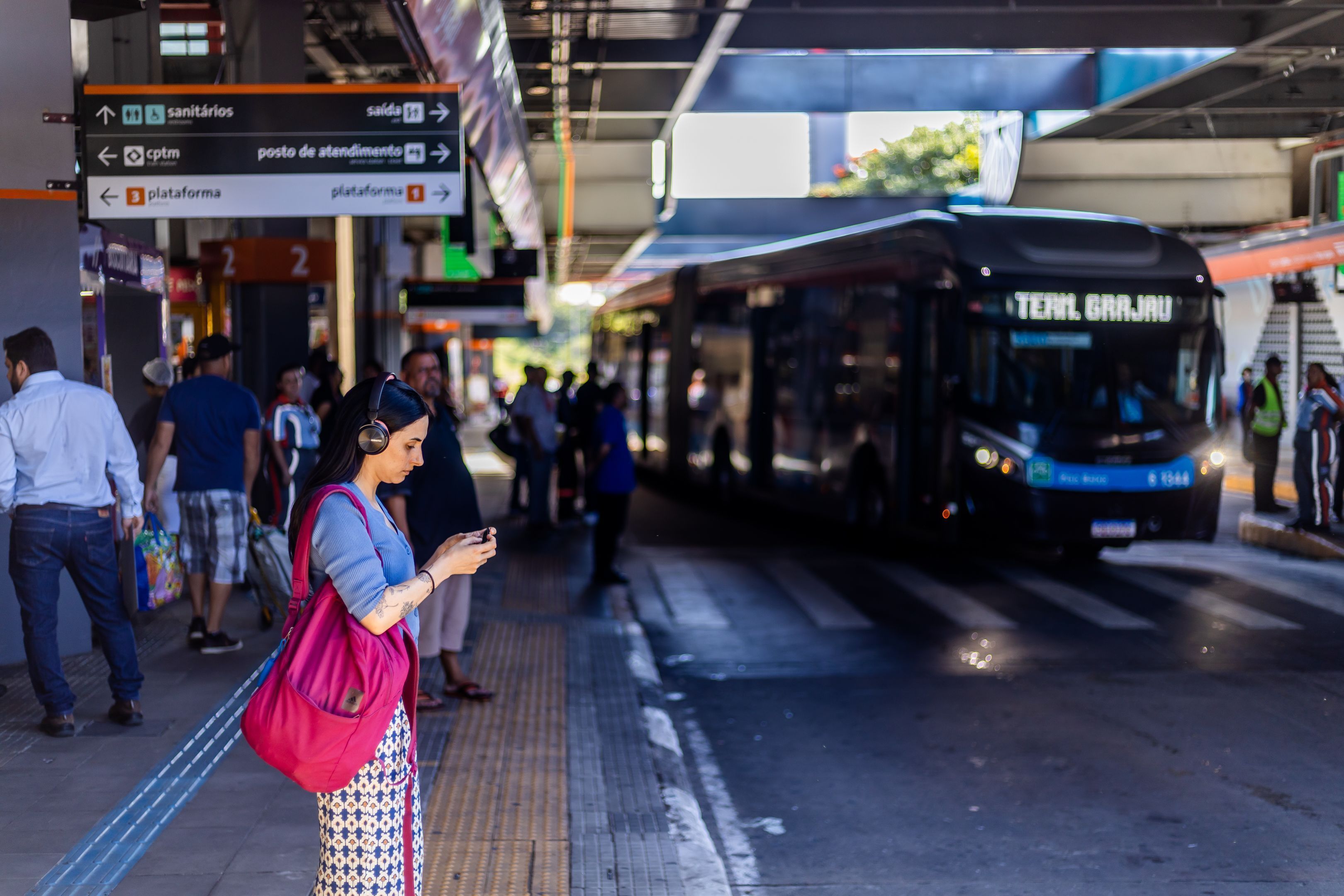 Passageiros esperam ônibus no terminal Grajaú, na zona sul de São Paulo