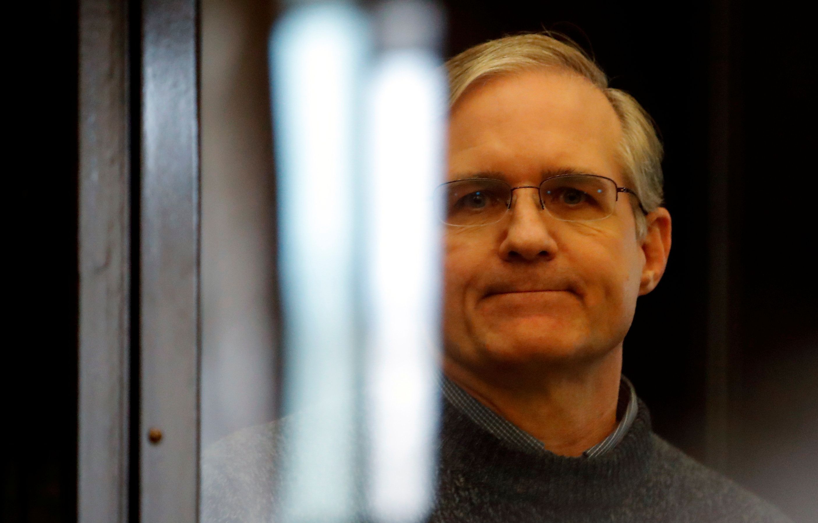 O ex-fuzileiro naval dos EUA Paul Whelan, detido e acusado de espionagem, em jaula dos réus durante audiência de veredicto em Moscou, Rússia / 15/06/2020 REUTERS/Maxim Shemetov