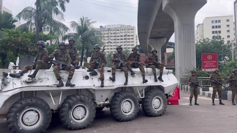 Guardas armados e veículo blindado em Bangladesh para reprimir a presença de manifestantes nas ruas, um dia após o número de mortos em protestos contra o governo subir para 300 / Reuters